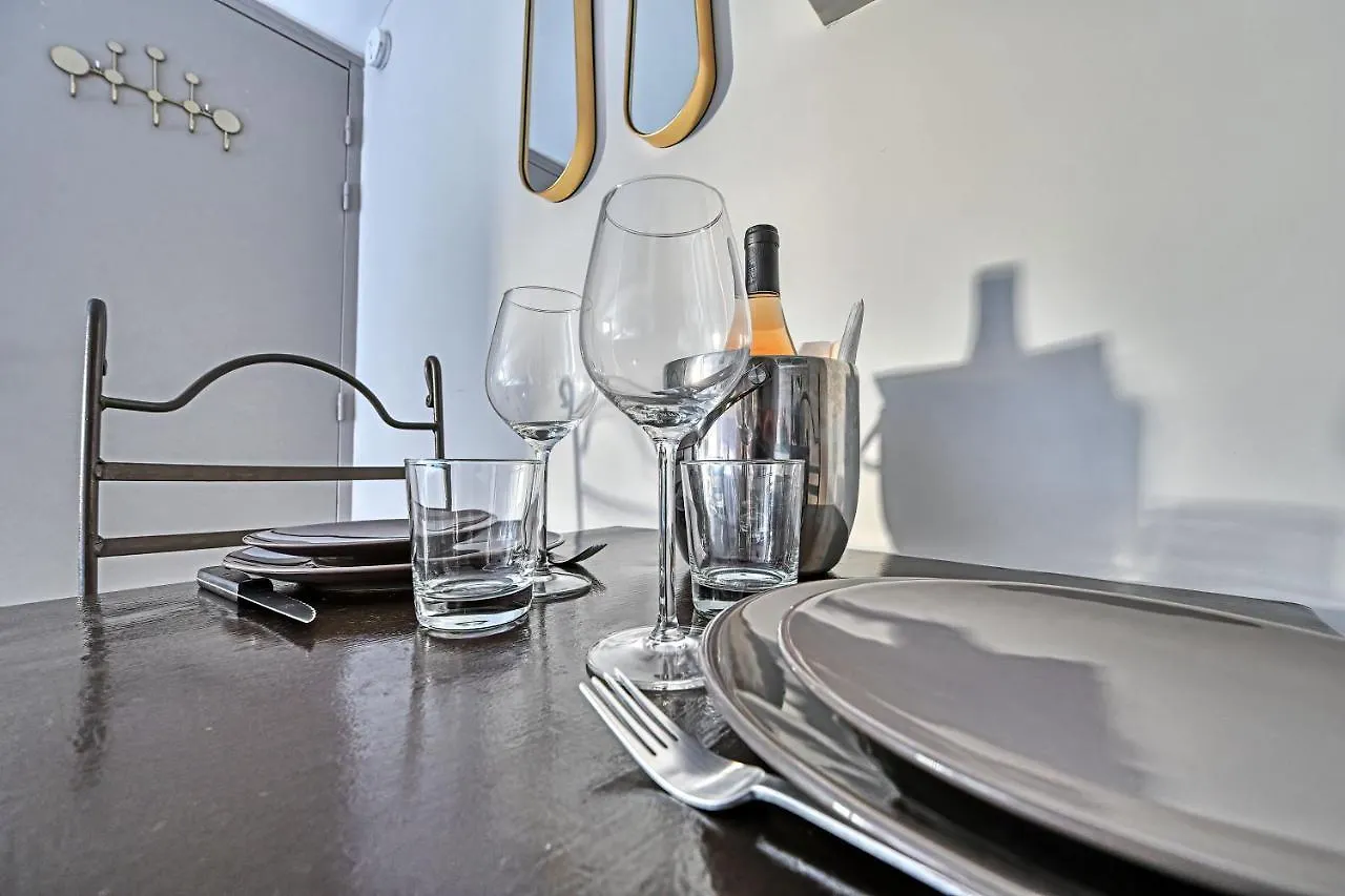 Au Coeur Des Papes, Dans Batisse De Charme Studios & Appartements En Coeur De Ville Avignon 0*,  France