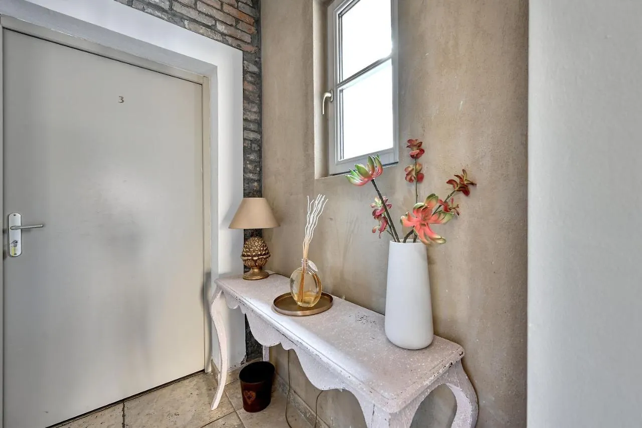 דירה אביניון Au Coeur Des Papes, Dans Batisse De Charme Studios & Appartements En Coeur De Ville צרפת