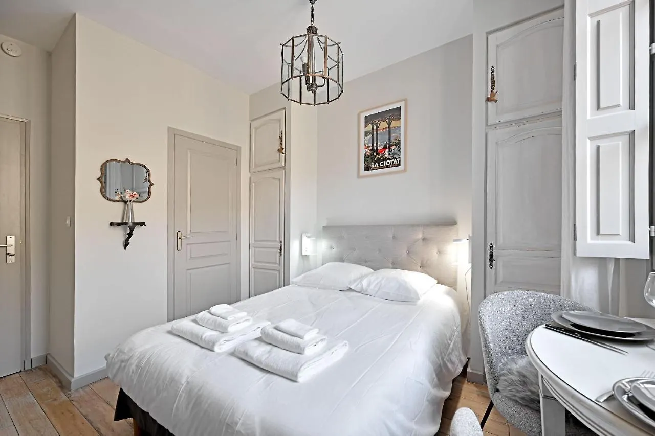 Au Coeur Des Papes, Dans Batisse De Charme Studios & Appartements En Coeur De Ville Avignon 0*,  France