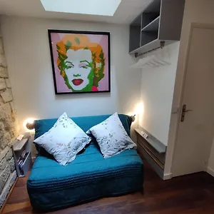  Apartment Romantic Tiny House Inside Montmartre France