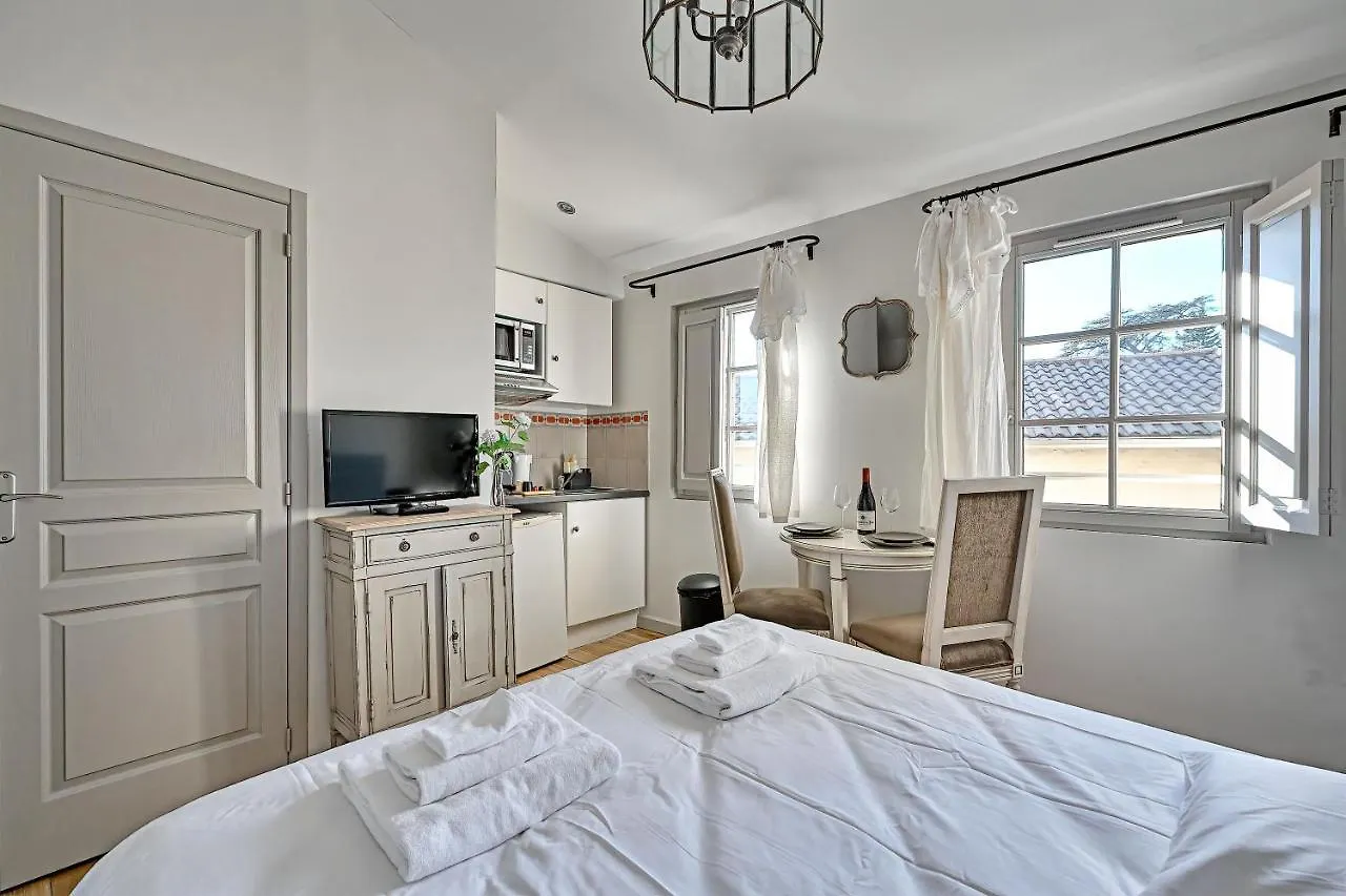 Apartment Au Coeur Des Papes, Dans Batisse De Charme Studios & Appartements En Coeur De Ville Avignon France