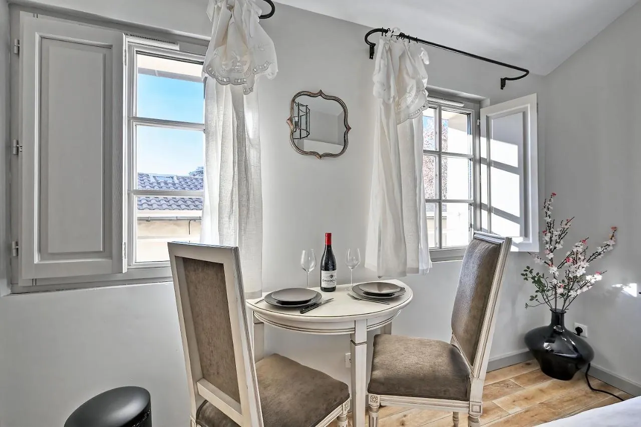 Au Coeur Des Papes, Dans Batisse De Charme Studios & Appartements En Coeur De Ville Avignon 0*,