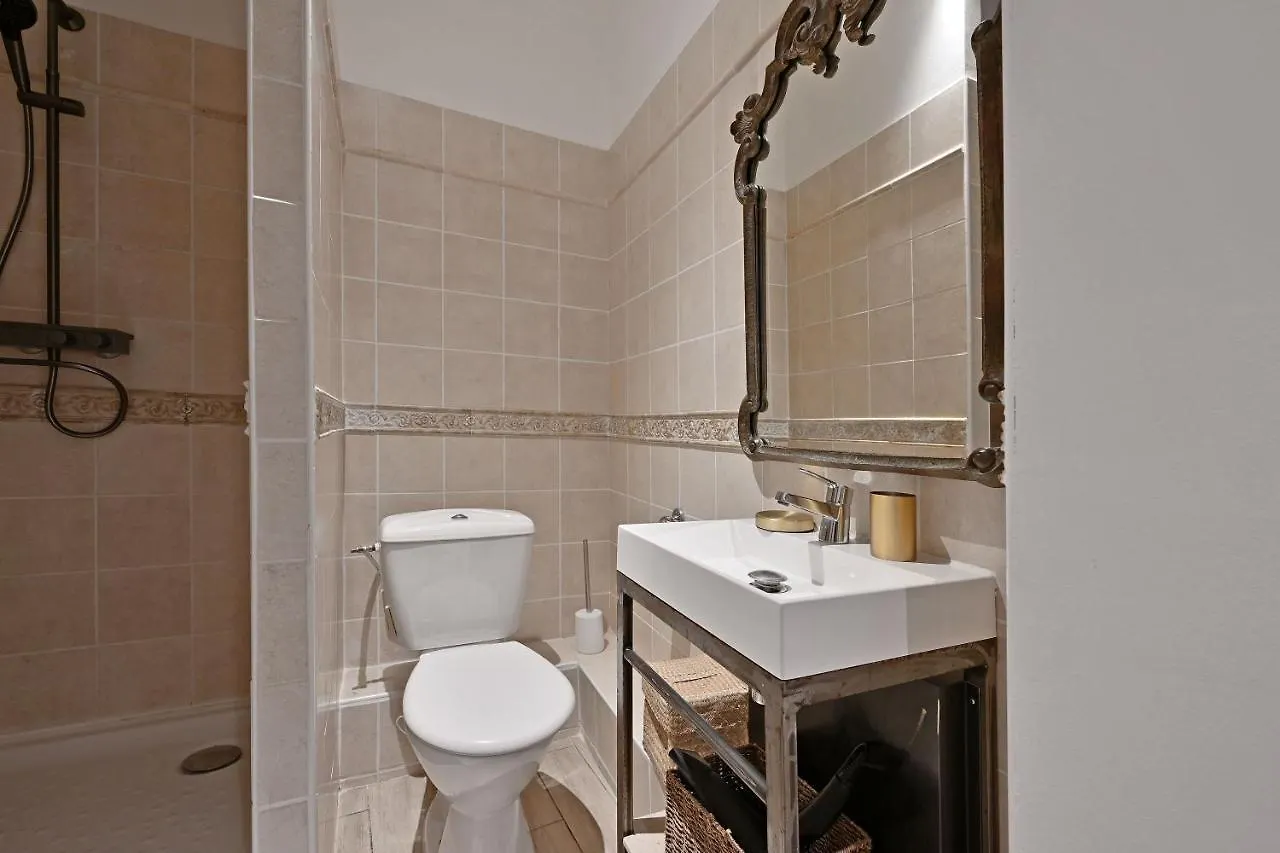 Au Coeur Des Papes, Dans Batisse De Charme Studios & Appartements En Coeur De Ville Avignon 0*,  France