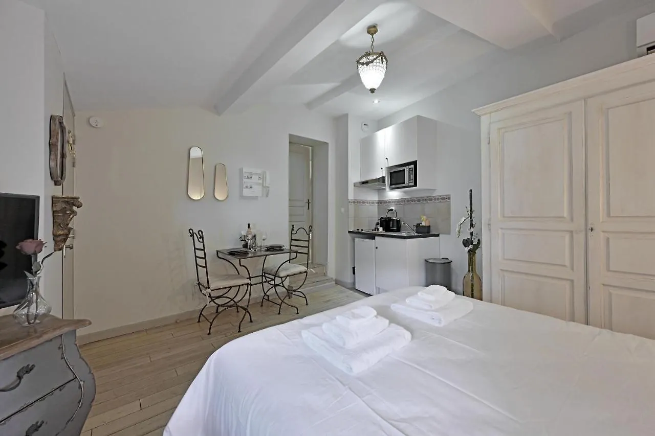 Au Coeur Des Papes, Dans Batisse De Charme Studios & Appartements En Coeur De Ville Avignon 0*,  France