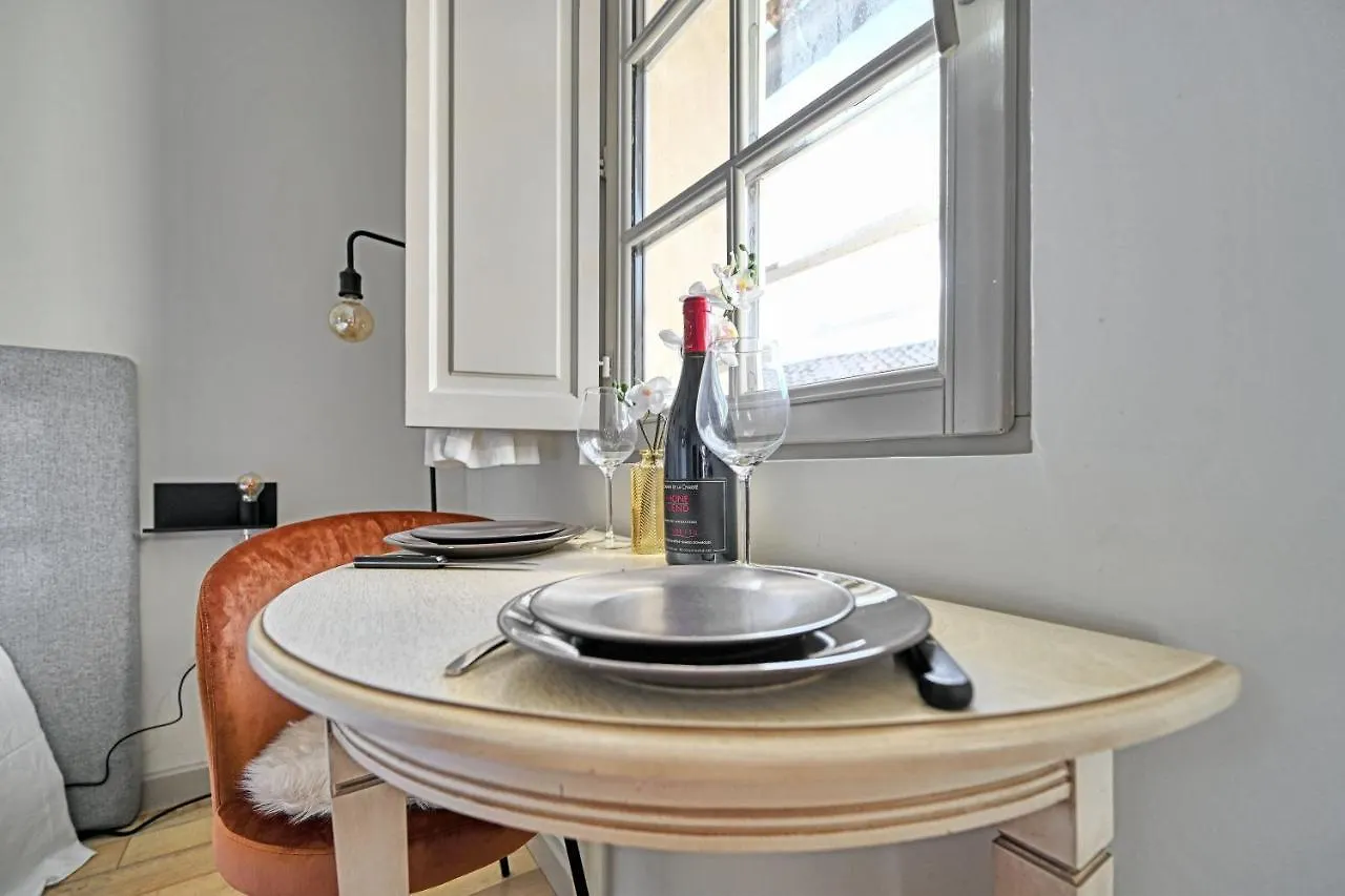 Au Coeur Des Papes, Dans Batisse De Charme Studios & Appartements En Coeur De Ville Avignon