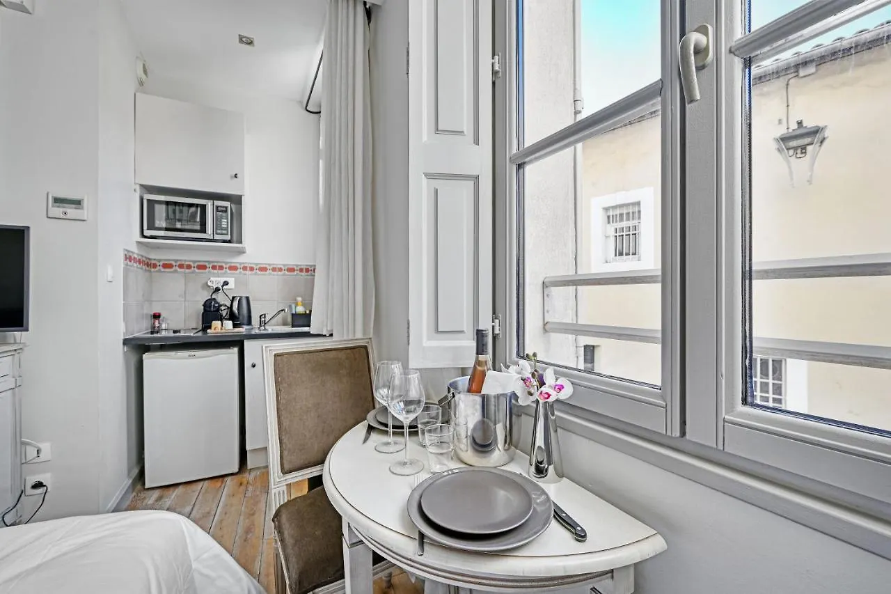 Apartment Au Coeur Des Papes, Dans Batisse De Charme Studios & Appartements En Coeur De Ville Avignon France